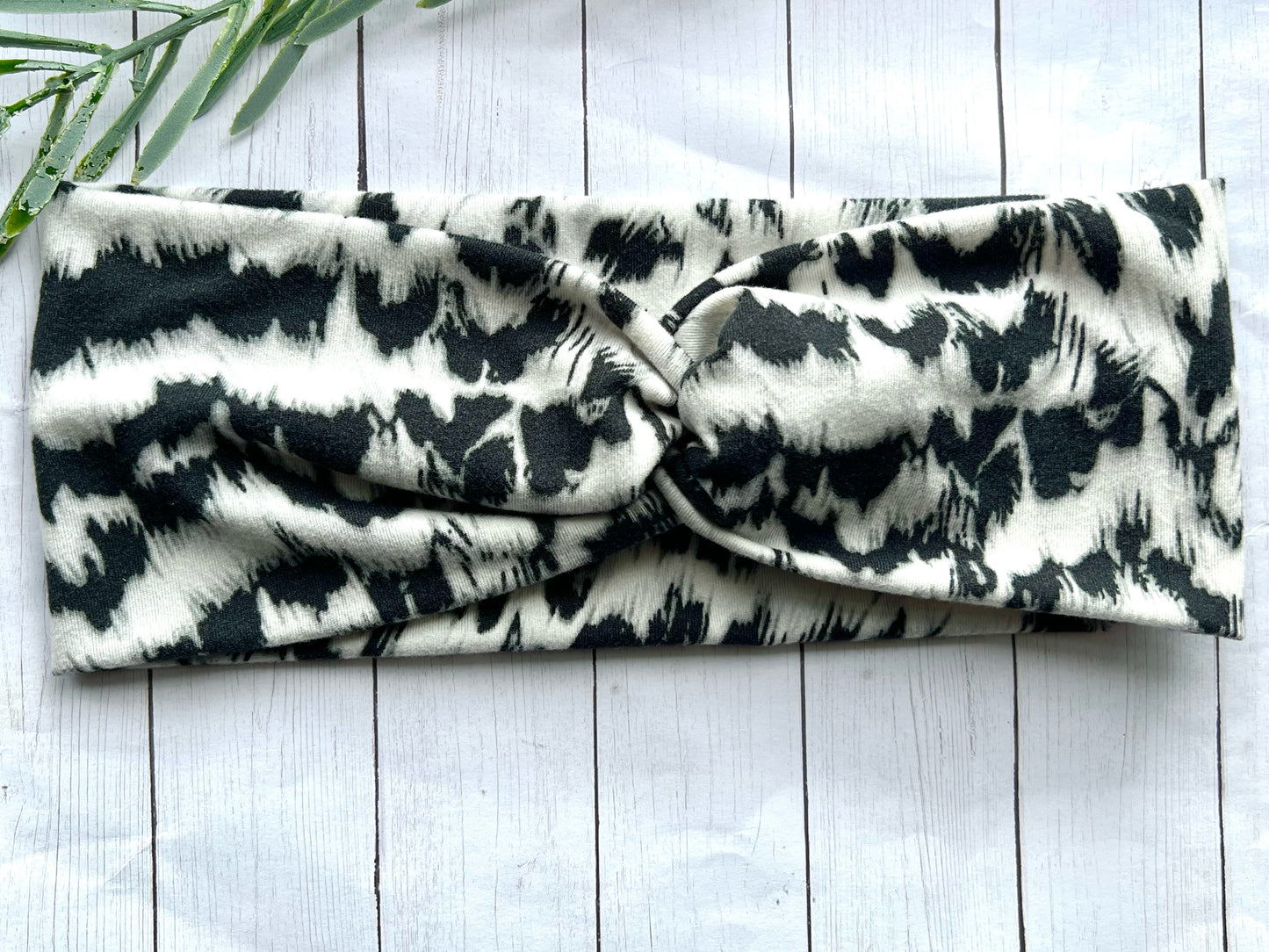 Twist headband-Black and White